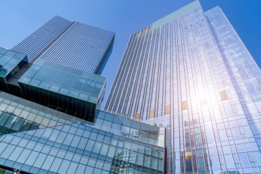 Ticari binanın Şangay Çin 'de düşük açılı bir manzarası var.