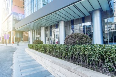 Şehir meydanı ve Qingdao şehir merkezindeki manzara gökdelenleri.