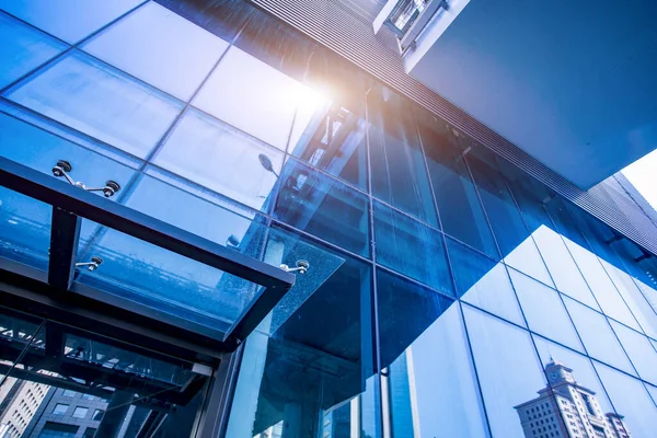 Ticari binanın Şangay Çin 'de düşük açılı bir manzarası var.