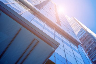 Şehirdeki bir gökdelenin mimari görünümüne bakın.