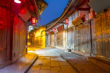 Sichuan antik şehrinin gece manzarası