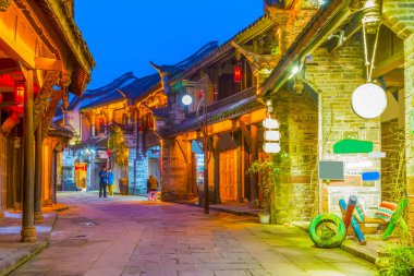 Chengdu 'daki Huanglong Valley kasabasının gece manzarası.