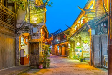 Chengdu 'daki Huanglong Valley kasabasının gece manzarası.