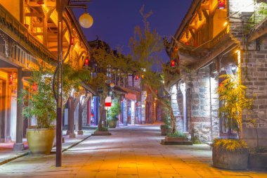 Sichuan antik şehrinin gece manzarası