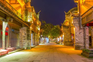 Sichuan antik şehrinin gece manzarası