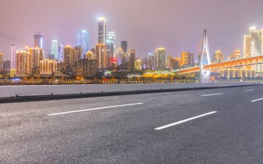 Kentsel inşaat yolları ve ufuk çizgisi