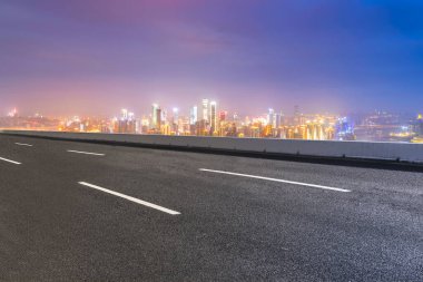 Kentsel inşaat yolları ve ufuk çizgisi