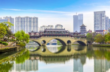 Chengdu 'daki Jinjiang Nehri' nin kıyısındaki mimari manzara.