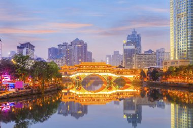 Chengdu Jinjiang Anshun köprüsü geceleri