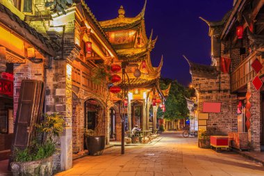 Sichuan antik şehrinin gece manzarası