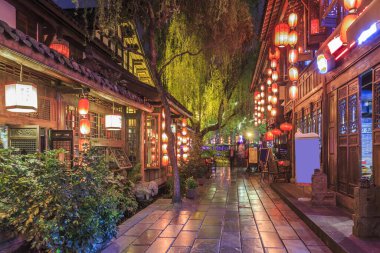 Sichuan antik şehrinin gece manzarası