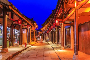 Sichuan antik şehrinin gece manzarası