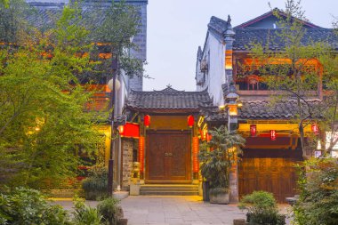 Chengdu 'daki Huanglong Valley kasabasının gece manzarası.