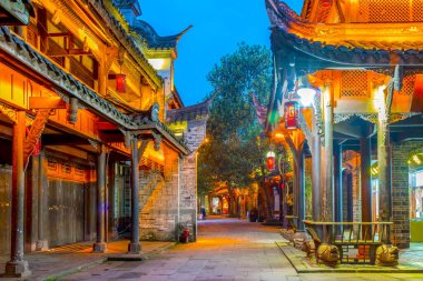 Chengdu 'daki Huanglong Valley kasabasının gece manzarası.