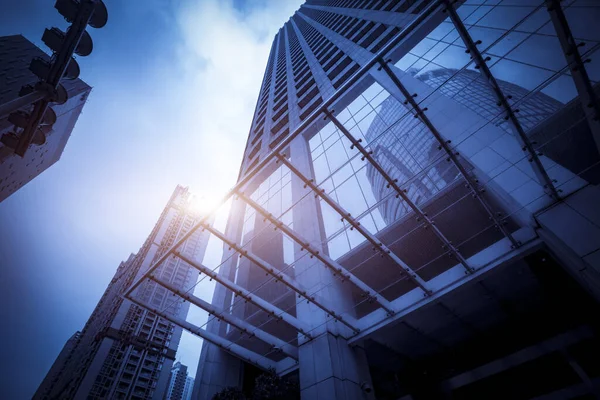 Ticari binanın Şangay Çin 'de düşük açılı bir manzarası var.