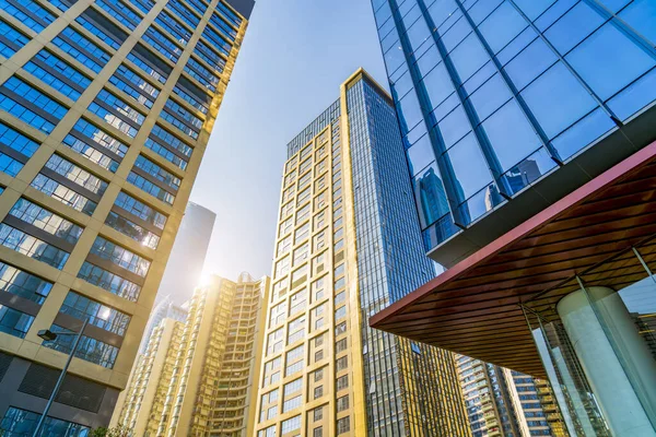 Ticari binanın Şangay Çin 'de düşük açılı bir manzarası var.