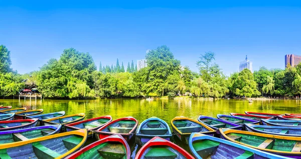 Parklar, göller ve renkli ahşap tekneler.