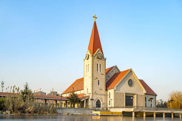 Uma Igreja Beira Rio Qingdao — Fotografia de Stock