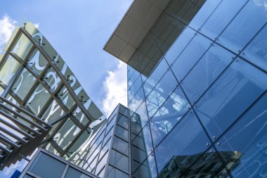 Shenzhen Finansal Bölgesi 'nde gökdelenlerden oluşan cam duvarlar inşa ediyor.