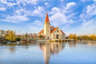 Qingdao nehrinin kıyısında bir kilise.