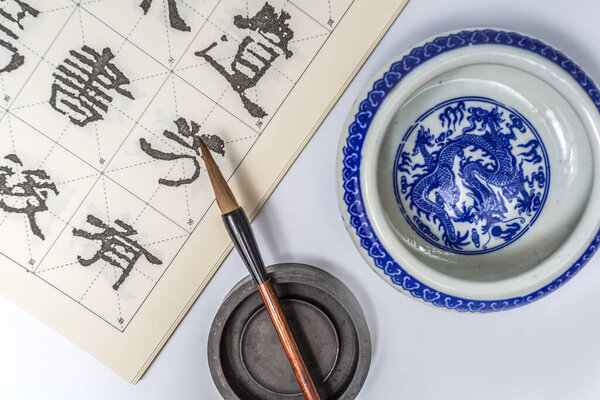 Китайская каллиграфия хранит четыре сокровища
