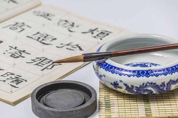 Китайская каллиграфия хранит четыре сокровища
