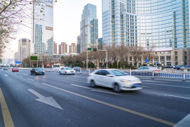 Qingdao Şehir Merkezi 'nde mimari manzara ve yol