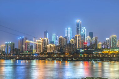 Şehir gecesi ve gökyüzü