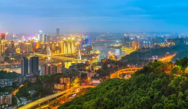 Kentsel mimari ve ufuk çizgisi gece görüşü