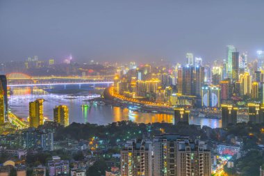 Şehir gecesi ve gökyüzü