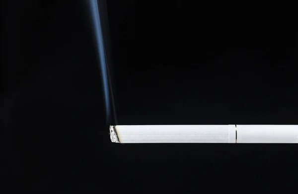 黒い背景でタバコの煙 — ストック写真