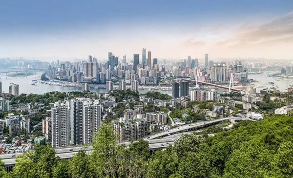 道路地面与重庆城市建筑景观天际线 — 图库照片