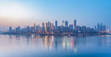 Chongqing 'in güzel şehir gece manzarası ufuk çizgisi