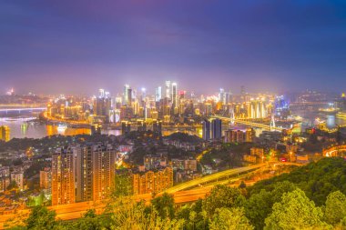 Şehir gecesi ve gökyüzü