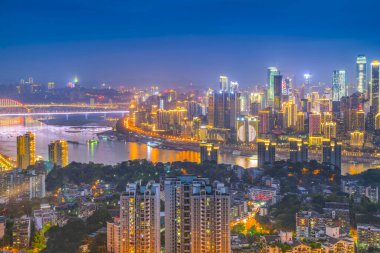 Şehir gecesi ve gökyüzü