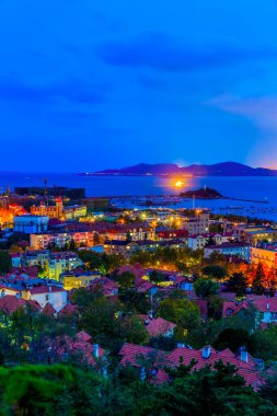 Eski Qi şehrindeki mimari manzaranın ufuk çizgisi.