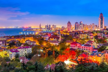 Güzel Qingdao şehrinin gece manzarası.