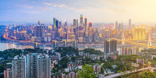 Ночной вид на городскую архитектуру и горизонт
