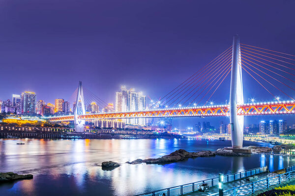 Вид на архитектуру города, ночной вид и панорамный вид
