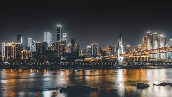 都市の夜とスカイライン — ストック写真