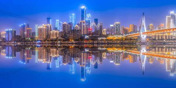 Вид на архитектуру города, ночной вид и панорамный вид
