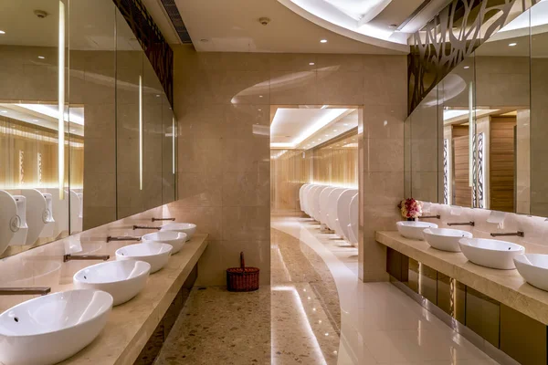 Lüks otel köşkü banyosu.