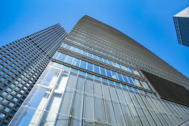 Ticari binanın Şangay Çin 'de düşük açılı bir manzarası var.