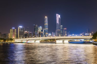 Guangzhou 'daki kentsel mimari manzaranın gece manzarası.