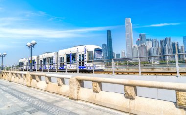 Şehir demiryolu taşımacılığı ve kentsel mimari manzara silüeti