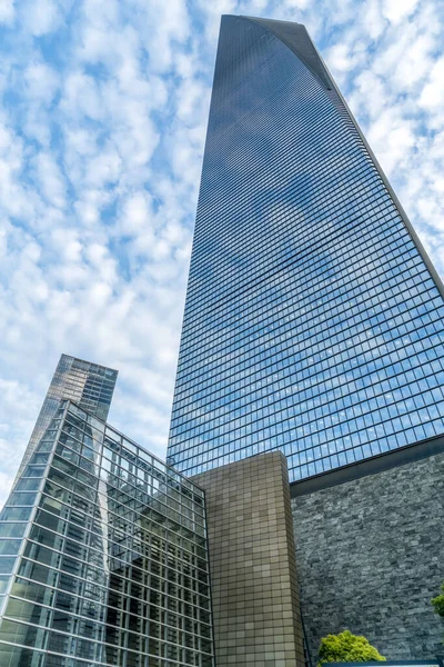 Χαμηλή Γωνία Άποψη Του Αρχιτεκτονικού Γυαλιού Ουρανοξύστες — Φωτογραφία Αρχείου