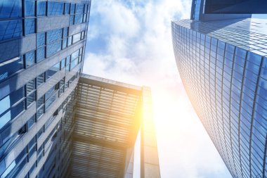Finans bölgesi gökdelen camının alçak açılı görüntüsü