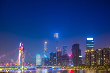 Guangzhou şehir binasının gece manzarası.