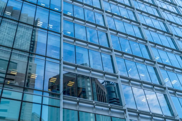摩天大楼的低视角建筑玻璃 — 图库照片