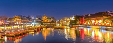 Nanjing 'deki Qinhuai Nehri üzerindeki antik mimari manzara.